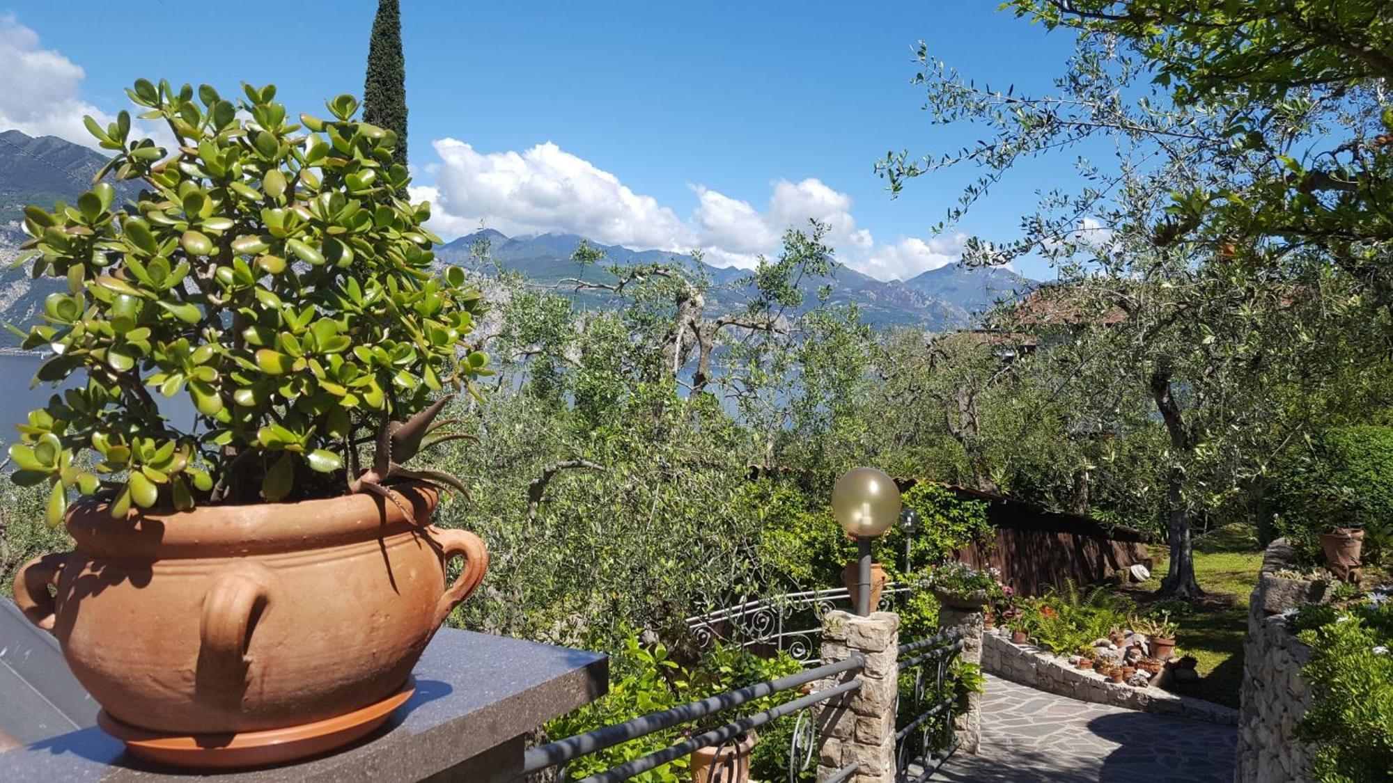 Casa Valenti Apartment Brenzone sul Garda Luaran gambar